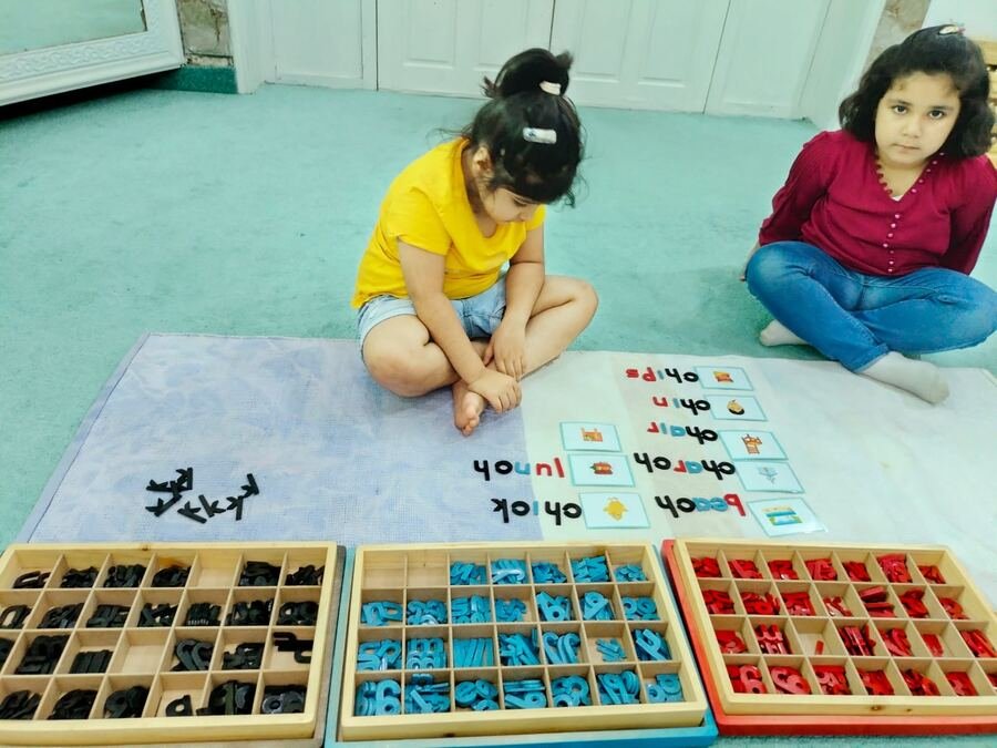 Children working with the moveable alphabet